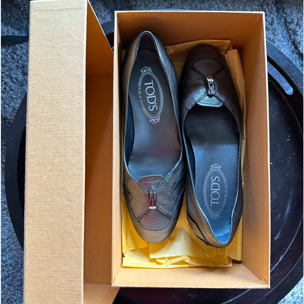 New Women’s Tods authentic loafers size 7